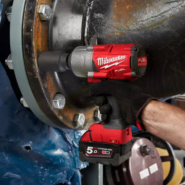 M18 FUEL&trade; &frac12;? high torque impact wrench with pin detent