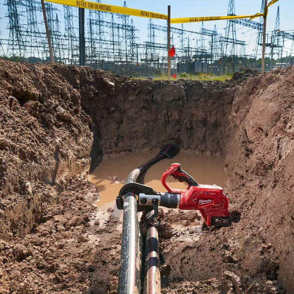 M18&trade; FORCE LOGIC&trade; hydraulic remote underground cable cutter