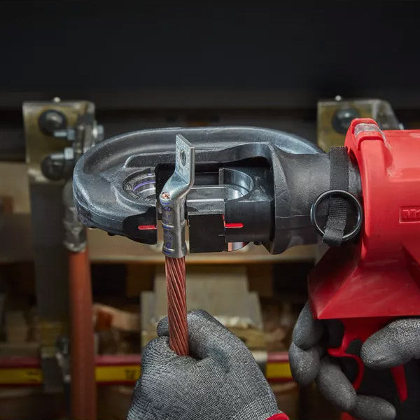 M18&trade; FORCE LOGIC&trade; hydraulic 109 kN cable crimper