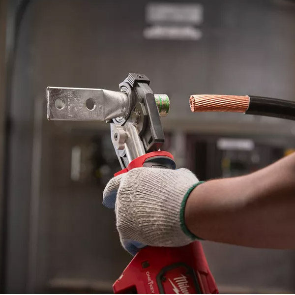 M18&trade; FORCE LOGIC&trade; hydraulic 53 kN cable crimper