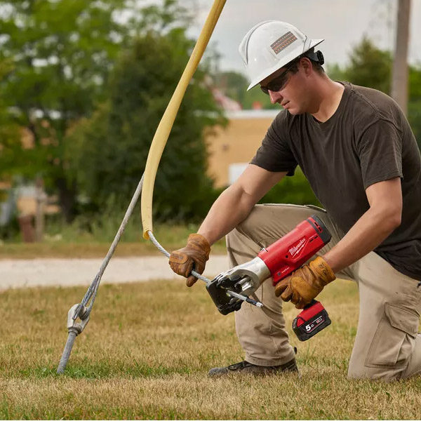 M18&trade; FORCE LOGIC&trade; hydraulic 44 mm cable cutter