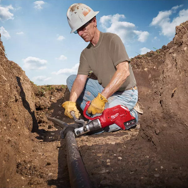 M18&trade; FORCE LOGIC&trade; hydraulic underground cable cutter